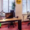 ciężki stół industrialny w biurze projektowym