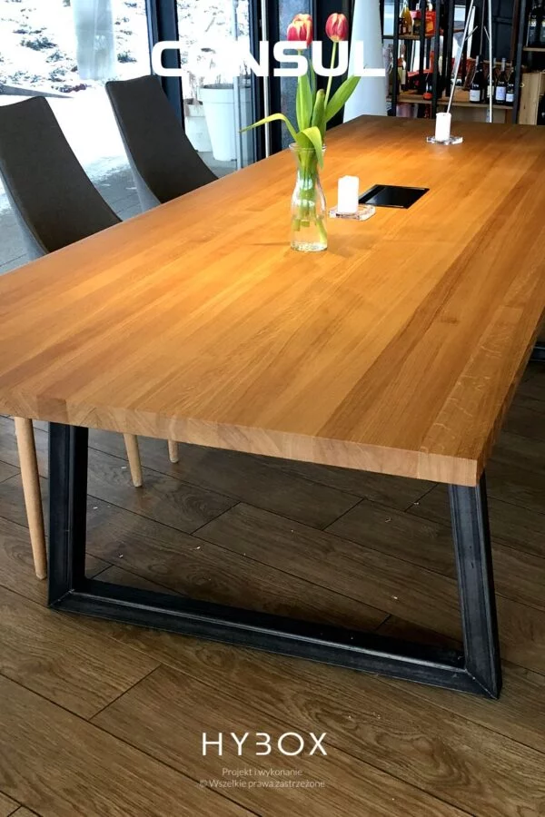 blat stołu konferencyjnego z litego drewna dębowego na profilach stalowych w kolorze bezbarwnym