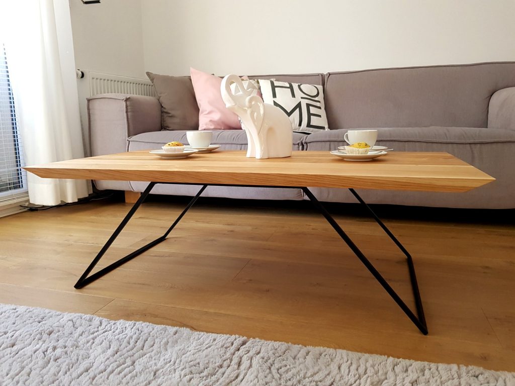 stolik kawowy z drewnianym blatem i delikatną konstrukcją w kolorze czarnym